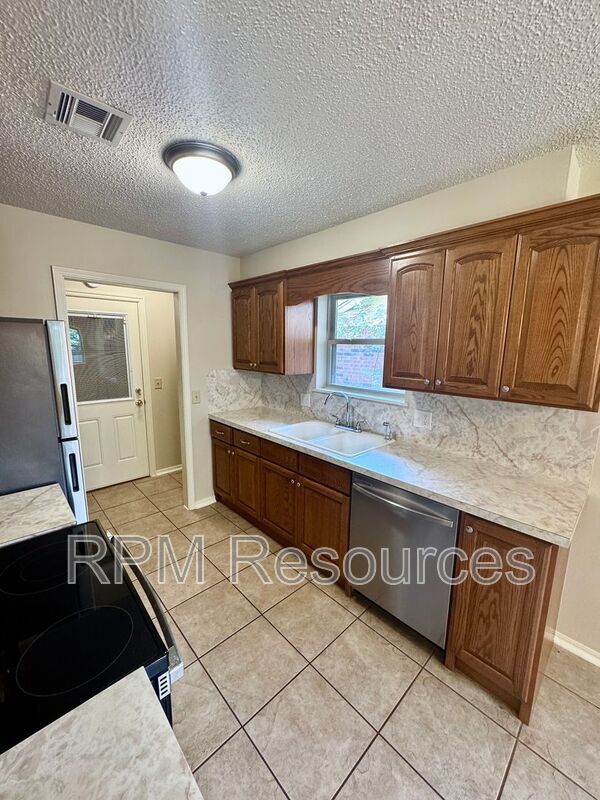 Building Photo - 405 Meadow Lake Dr