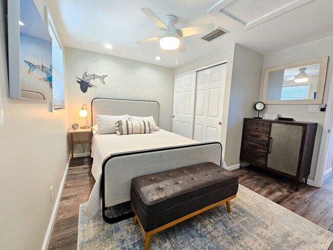 Building Photo - Seasonal Short-Term Venice Island Townhouse Steps from Venice Beach!