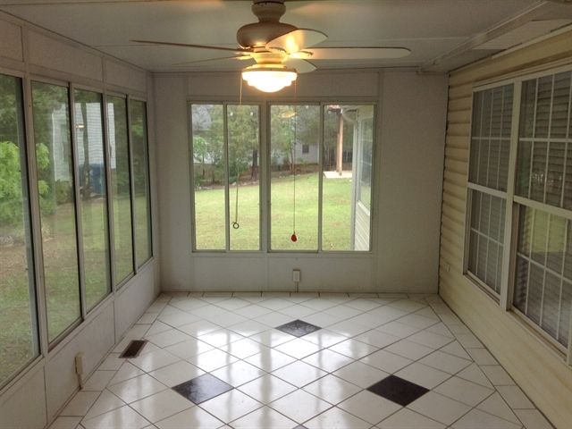 Building Photo - 976 Scottland Dr
