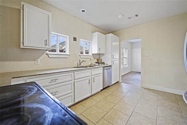 Building Photo - 2704 Truxillo St