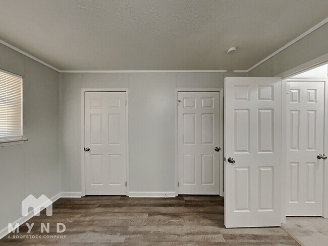 Building Photo - 240 N Hurst Mill Rd