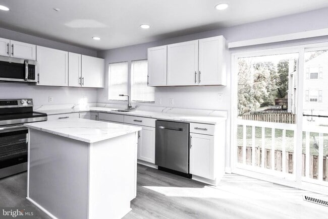 Building Photo - 915 Westlake Dr