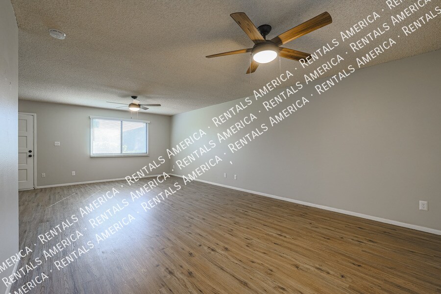 Building Photo - 5005 S Willow Dr