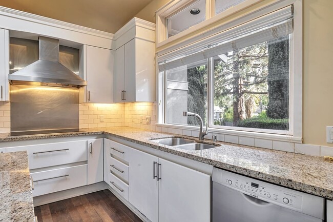 Building Photo - CLICK "REQUEST A TOUR" NOW!