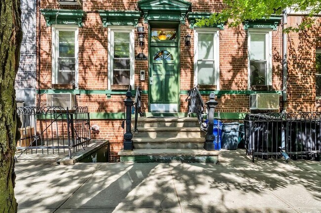 Building Photo - 124 Madison St