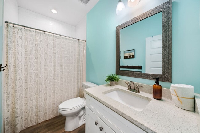 Building Photo - 121 Christmas Tree Ln