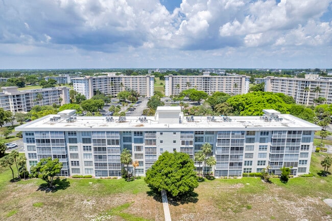 Building Photo - 2650 S Course Dr
