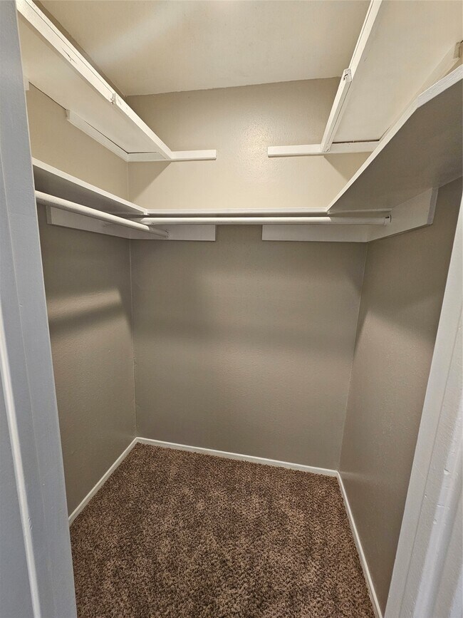 Building Photo - 2714 Lower Valley Dr