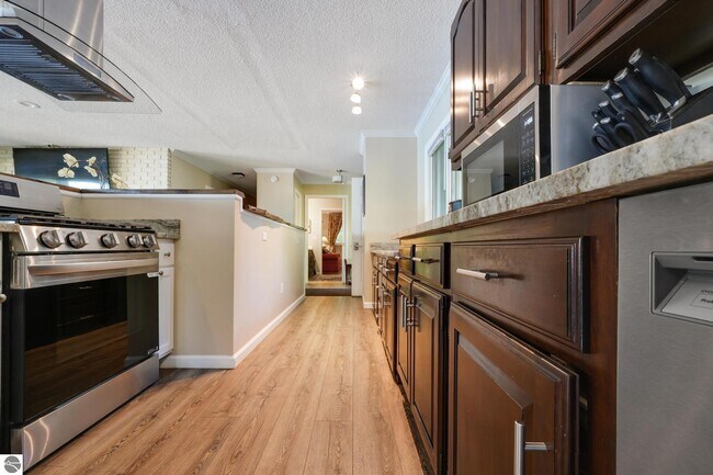 Building Photo - 5521 Silver Sunrise Trail