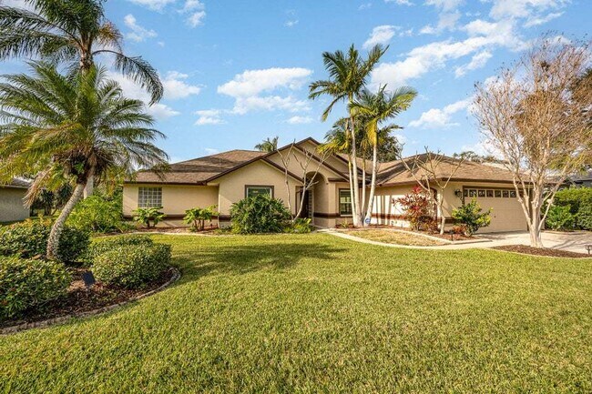 Building Photo - Luxurious 4 Bed/2.5 Bath Home with Stunning Lake and Golf Course Views with Pool on Savannahs Tra...