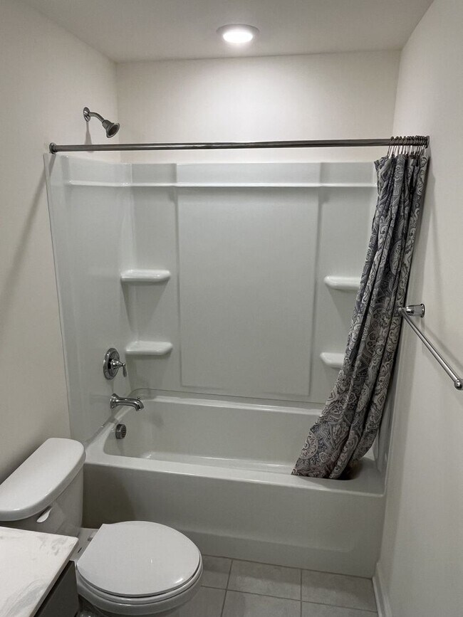 Building Photo - Newer 3 Bed + Loft Townhome in Davis Lake ...