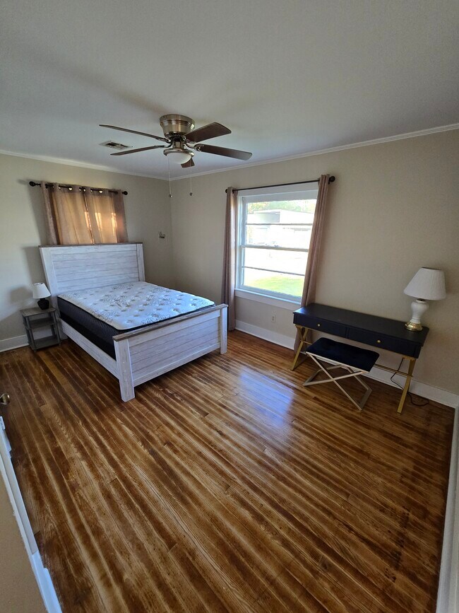 Building Photo - 205 W Broussard St