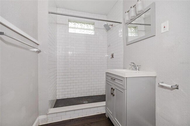 Building Photo - 409 E Floribraska Ave