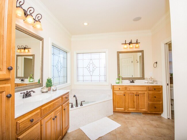 Building Photo - Lake Forest Subdivision. Enjoy all the amenities!