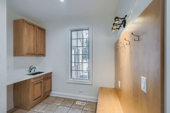 Building Photo - 1161 Gavin Ct