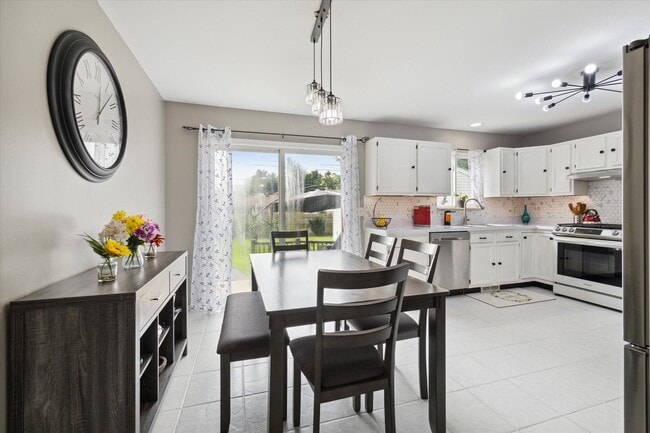 Building Photo - 578 E Mahan Ave