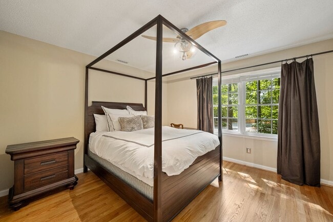 Building Photo - WOW!! Great Location! Quite neighborhood, close to everything