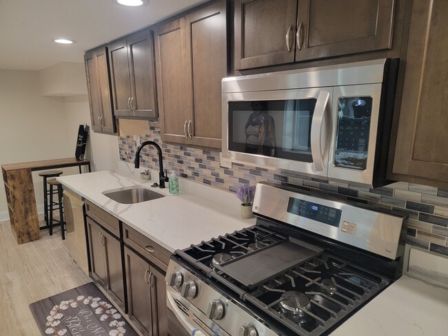 Building Photo - 401 S Ann St