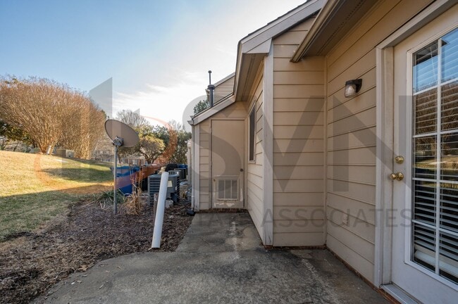 Building Photo - *OFFERING ONE MONTH FREE PROMOTION* 1 Bed / 1 Bath End Unit Townhome In North Durham