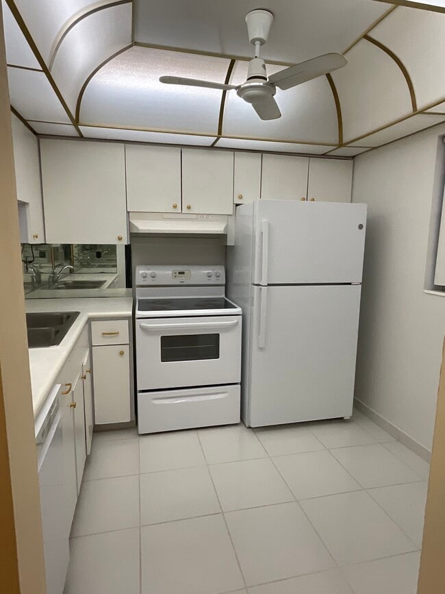 Range and refrigerator/freezer - 2900 NW 47th Terrace