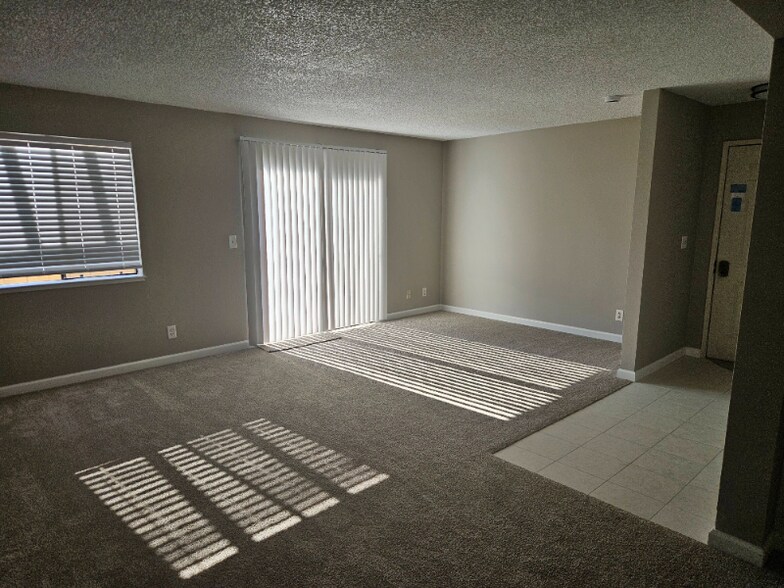 Building Photo - 5025 Valley Crest Dr