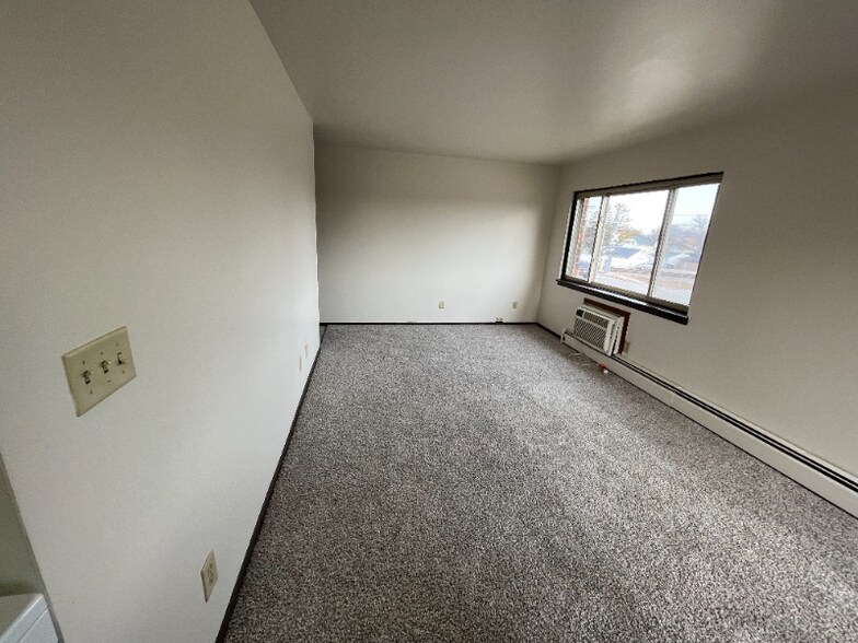 Building Photo - 2111 S 60th St