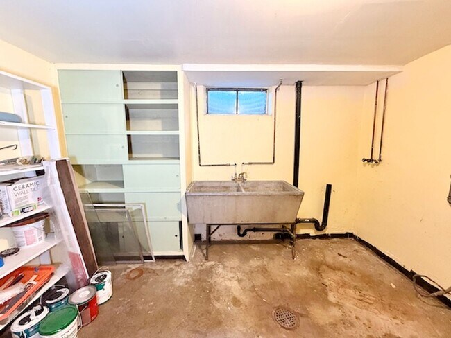 Building Photo - DEC RENT FREE FOR A LEASE STARTING BY NOV 15TH! - BRICK HOME WITH FINISHED BASEMENT