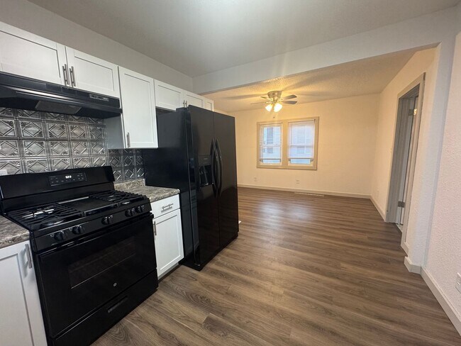 Building Photo - Remodeled 4 Bed 2 Bath For RENT