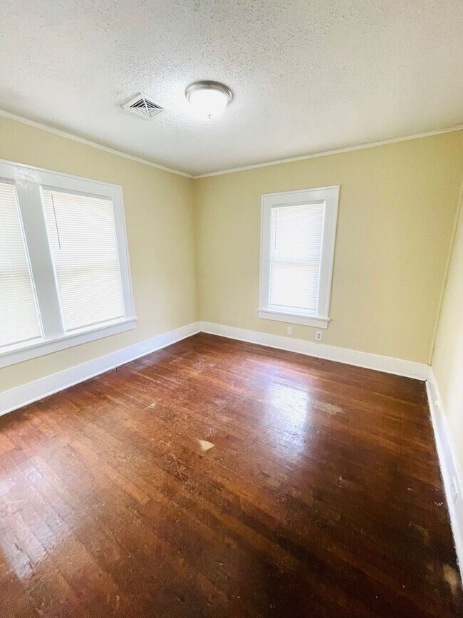 Building Photo - ** 4 Bed 2 Bath located by Jackson Hospita...