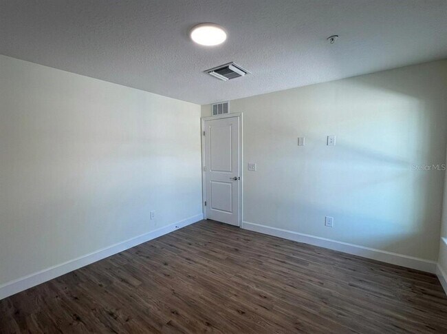 Building Photo - 2232 Florida Dr