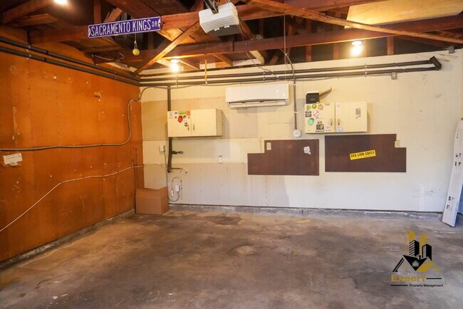 Building Photo - 7479 Skycrest Ct