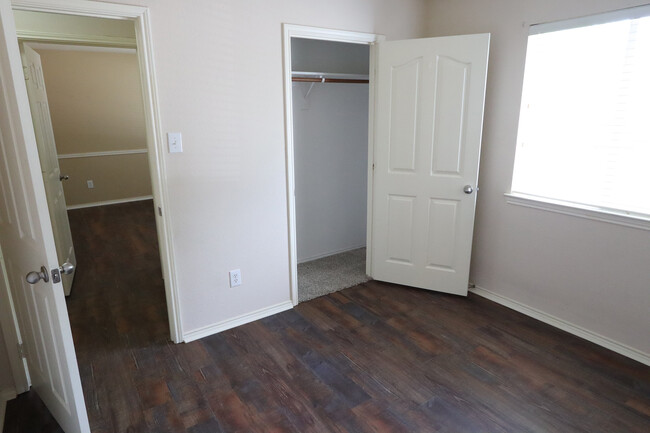 Building Photo - 1000 Warbler Ln