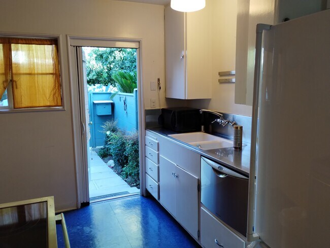 Kitchen - 5273 Village Grn