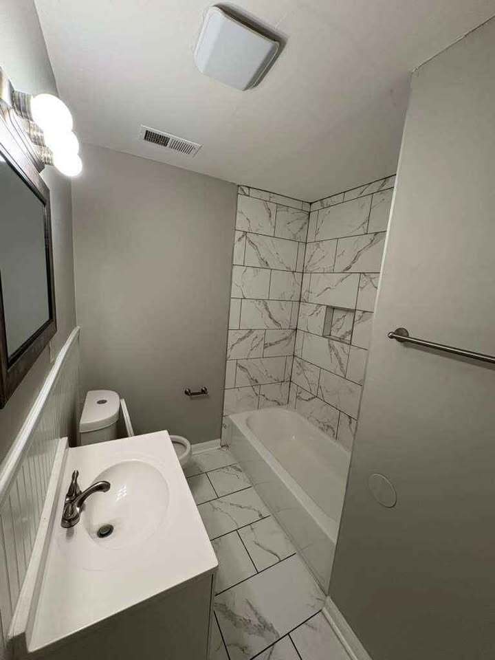 Building Photo - 3588 Vernon Ave