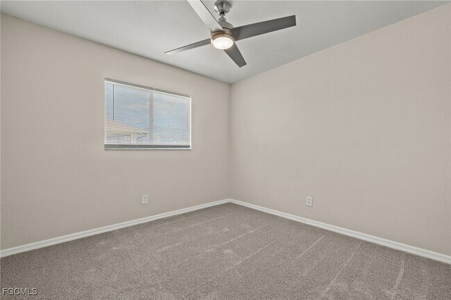 Building Photo - 3919 SW 14th Ave