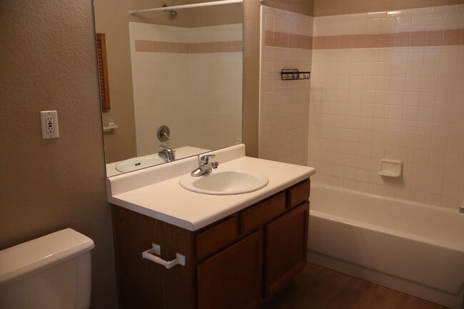 Building Photo - Convenient & Comfortable Condo Living Near...