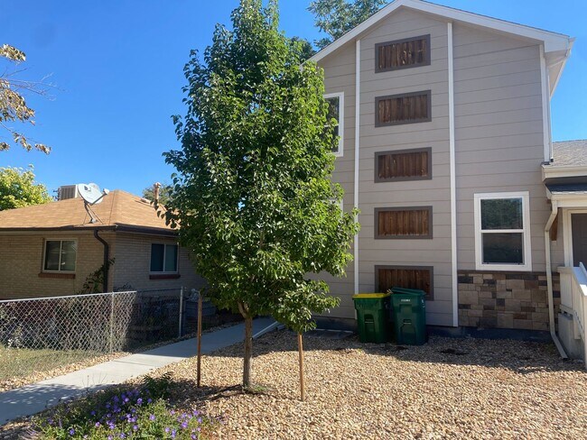 Building Photo - Spacious Englewood Home