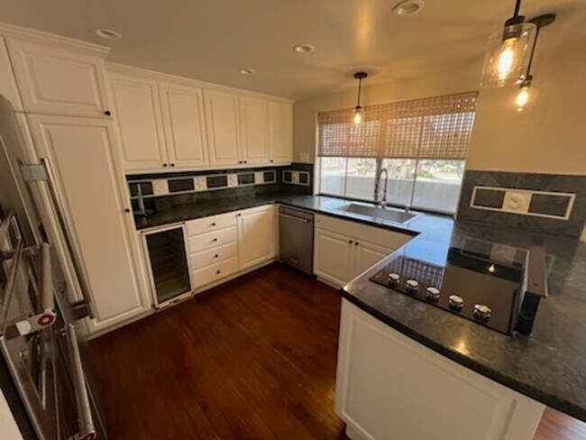 Building Photo - Luxurious Townhouse Located in the exclusi...