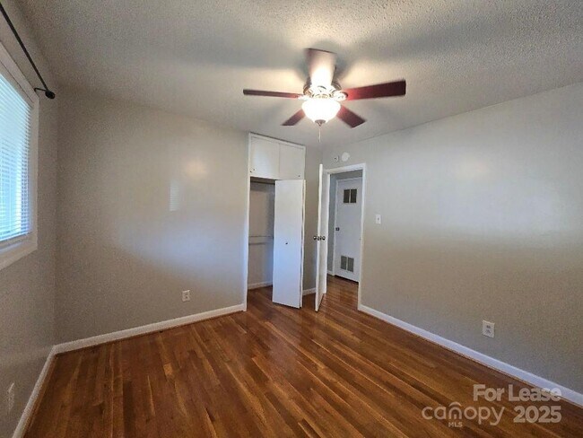 Building Photo - 910 Holly Dr