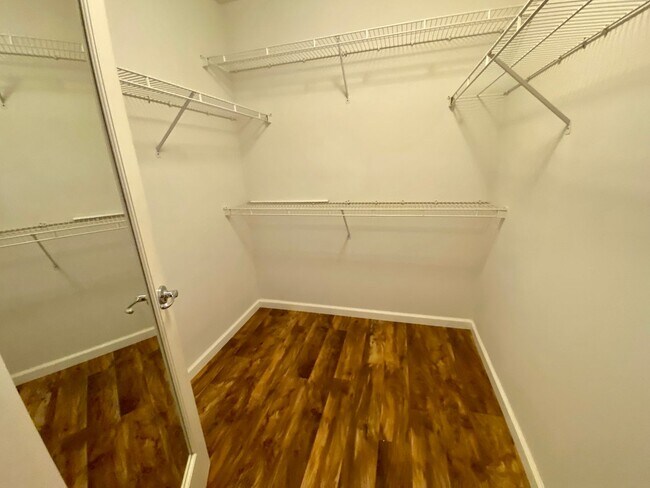 Building Photo - Desirable 5br3 car garage executive home b...