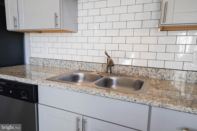 Building Photo - 218 W Main St