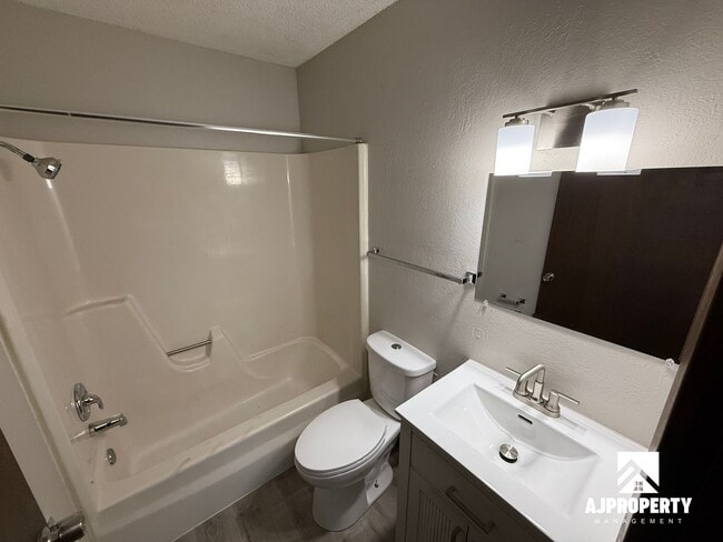 Building Photo - 516 N Cliff Ave