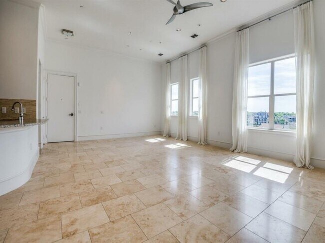 Building Photo - 6601 Mediterranean Dr