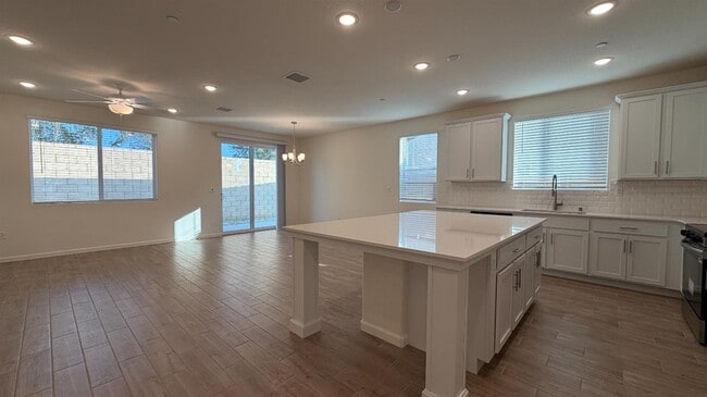 Building Photo - 2153 N Renn Ave