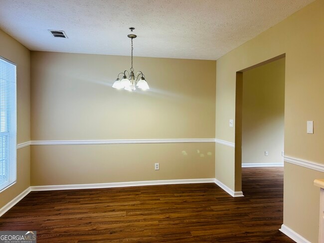 Building Photo - 210 Shamrock Way