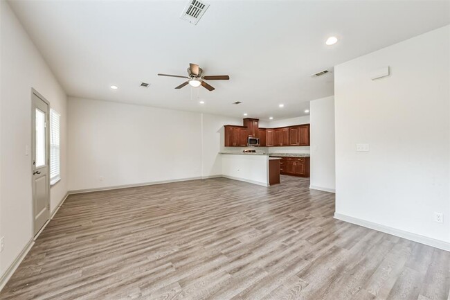 Building Photo - 914 Shady Ln