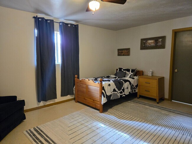 Building Photo - Furnished Four Bedroom Home With Sierra Bl...