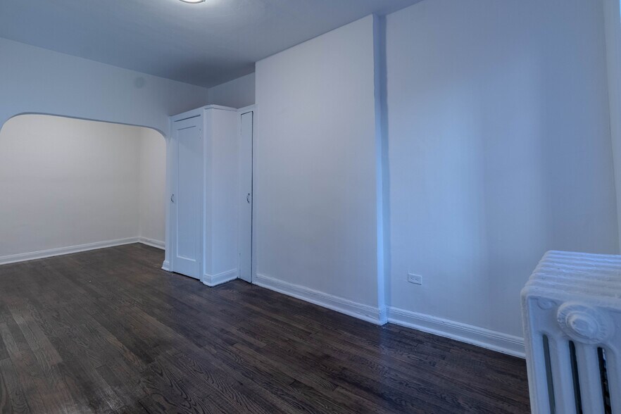 Building Photo - 323 E 50th St