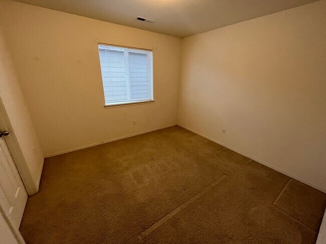 Building Photo - 3 Bed/2.5 Bath Single Family Home in River Canyon Estates