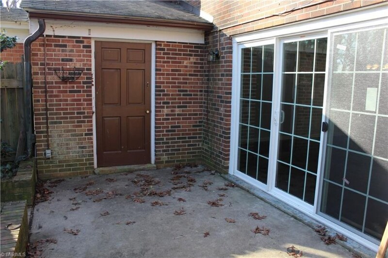 Building Photo - 121 Charlestowne Cir